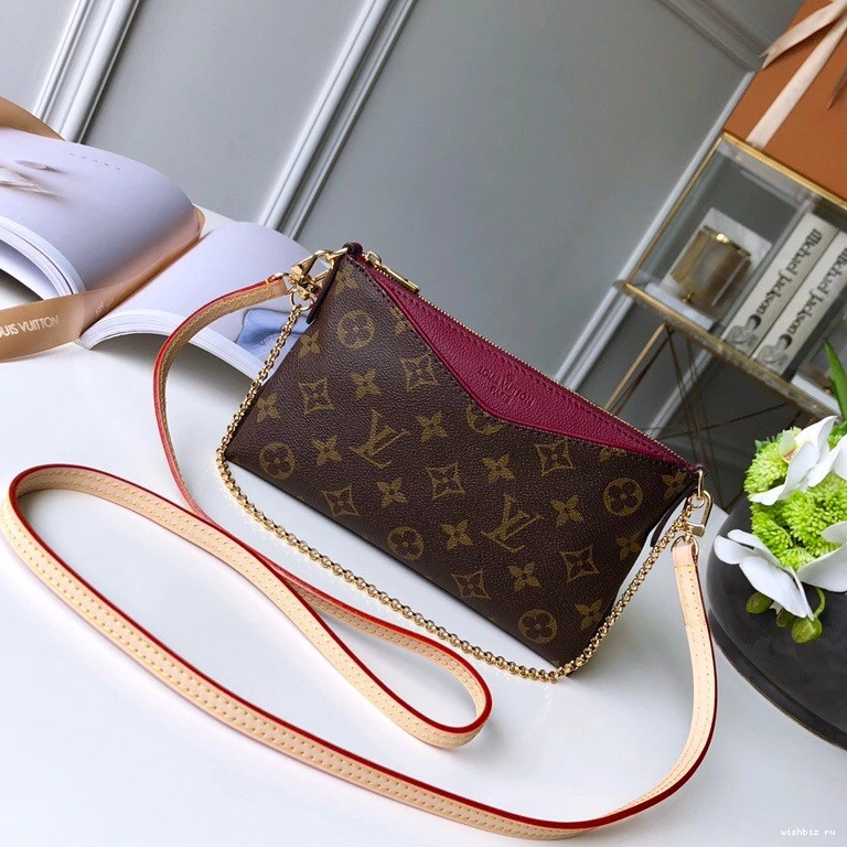 WIS CHANELUTCH Louis PALLAS Vuitton 0102